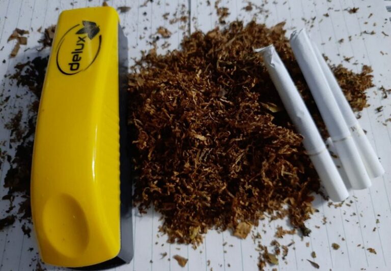Пробую табак, который вырастили во Владимирской области