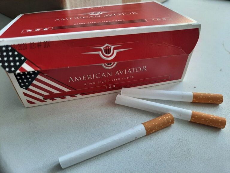 Сигаретные гильзы American Aviator в красной упаковке